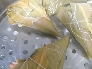 14、娃娃们喜欢吃的鲜肉火腿红枣粽子,蒸好出锅