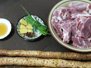 1、山药排骨汤,准备好所有食材如图示