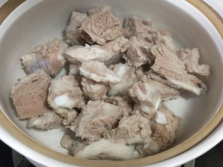 5、山药排骨汤,另起砂锅,放足量的矿泉水,放入焯过的排骨