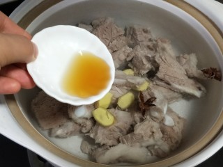7、山药排骨汤,倒入适量的黄酒
