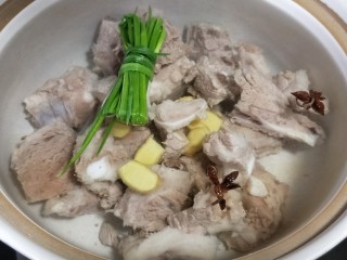 8、山药排骨汤,放入葱结,大火煮开