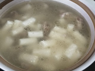 12、山药排骨汤,放入山药,再炖半小时