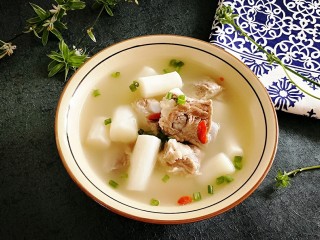 16、山药排骨汤,盛入汤碗,撒点葱花,香喷喷的很好喝!