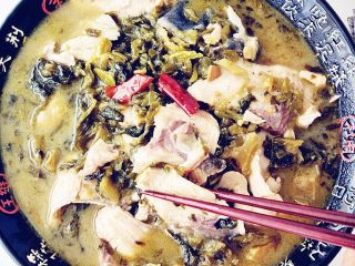 9、家常酸菜鱼,盛出后，将鱼片在碗中堆起，稍高于汤面，少许蒜粒洒在鱼片上