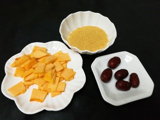 1、南瓜红枣小米粥,准备好食材