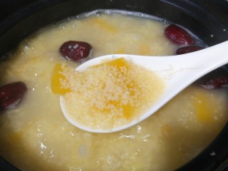 9、南瓜红枣小米粥,米七八分熟时