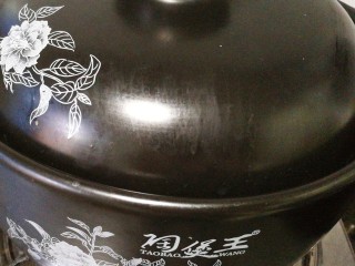 10、南瓜红枣小米粥,转小火盖上盖子，