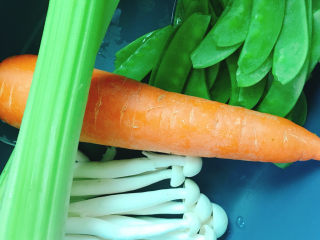 1、清炒杂蔬,准备好所需蔬菜