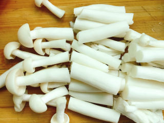 4、清炒杂蔬,海鲜菇切段