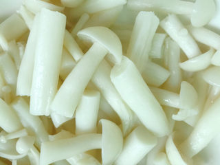 6、清炒杂蔬,捞出沥干水份备用