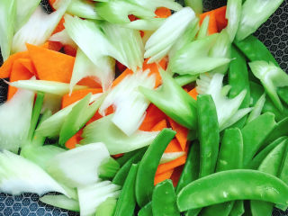 11、清炒杂蔬,倒入胡萝卜、西芹、荷兰豆