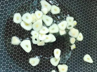 10、清炒杂蔬,下蒜片爆香