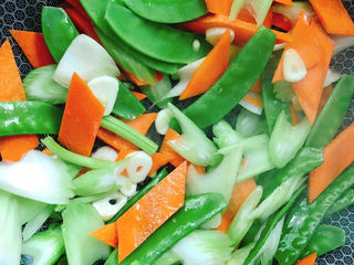 12、清炒杂蔬,加入少量清水翻炒