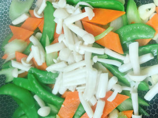 13、清炒杂蔬,倒入海鲜菇，加盐、十三香炒熟。