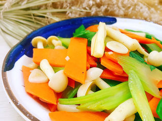 14、清炒杂蔬,装盘即可。