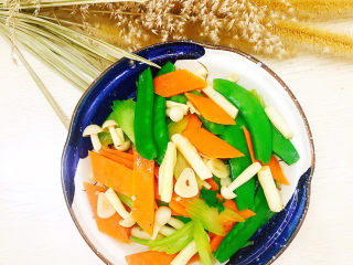 15、清炒杂蔬,色香味俱全的炒杂蔬就做好了～～开饭啦～～