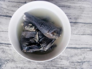 5、#吃鸡#乌鸡汤,乌鸡洗干净后用开水烫一下去掉血水