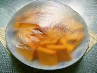 2、毛毛虫南瓜面包,盖保鲜膜，扎几个小孔，微波高火叮5分钟，也可以上锅蒸10分钟