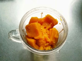 3、毛毛虫南瓜面包,熟南瓜稍晾一会儿，放进料理机，加50ml水打成南瓜泥