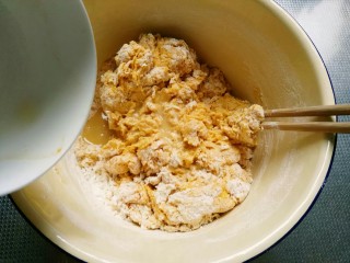 6、毛毛虫南瓜面包,50ml温水化开酵母粉，静置2分钟，倒入面盆中搅拌均匀，和成面团