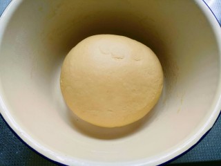 9、毛毛虫南瓜面包,盖上保鲜膜温暖处发酵