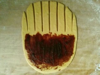 14、毛毛虫南瓜面包,下半部分均匀抹上红豆沙，也可以包蜜红豆，自己喜欢的就好