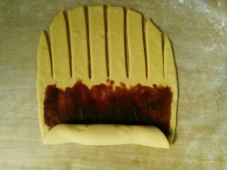 15、毛毛虫南瓜面包,从下边开始卷