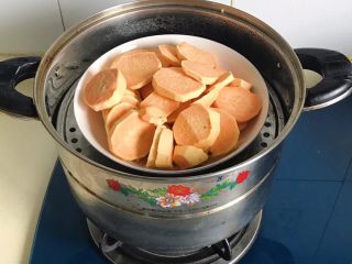 3、奶油红薯蛋糕条,大火蒸十多分钟，蒸熟为止