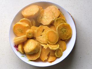 12、奶油红薯蛋糕条,取出蒸熟的红薯