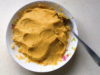 13、奶油红薯蛋糕条,趁热用勺子或其他工具压成泥状