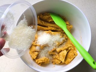 14、奶油红薯蛋糕条,倒入白糖