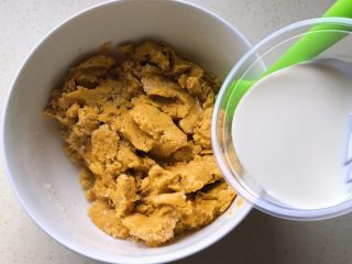 15、奶油红薯蛋糕条,倒入淡奶油