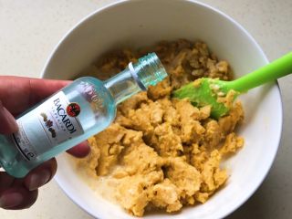 16、奶油红薯蛋糕条,倒一些朗姆酒