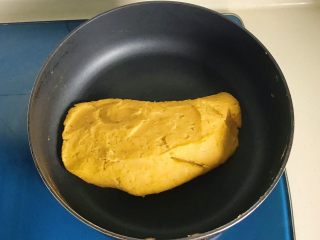 18、奶油红薯蛋糕条,直到红薯泥变细腻变粘稠了即可，这时候把烤箱200度预热一下