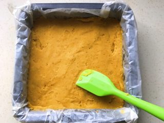 20、奶油红薯蛋糕条,把红薯泥倒在饼干底上，用硅胶刀刮平