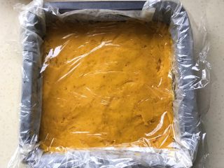 21、奶油红薯蛋糕条,上面盖一张保鲜膜，用手轻轻地抹平