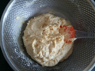 9、玉米面发糕,倒入酵母水,用刮刀搅拌均匀至无干粉。