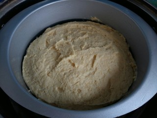 12、玉米面发糕,蒸锅中加入适量水,开火烧热,而不是烧开,然后关火。把蛋糕模放入屉上,利用锅里的温度发酵面粉。现在室内温度低,这样做可以减少发酵的时间。