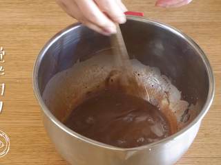 2、巧克力蛋糕18m+宝宝辅食,加热后的植物油混合水，趁热倒入可可粉里~