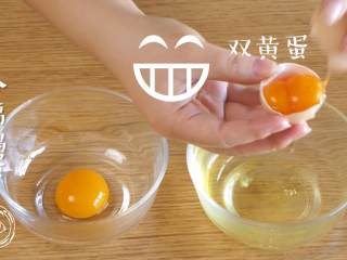 3、巧克力蛋糕18m+宝宝辅食,分离鸡蛋，这次我打了一个双蛋黄，许愿花蜜们好事成双哈~过完情人节就过年啦~