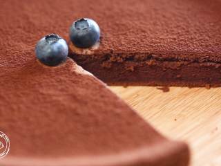 6、巧克力蛋糕18m+宝宝辅食,拿出烤箱，巧克力蛋糕就做好了~放点你喜欢的水果草莓、蓝莓、芒果什么的，就可以开吃了~