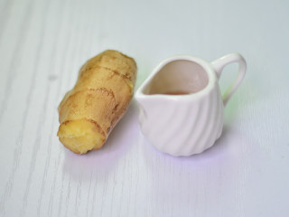1、蜂蜜生姜茶,准备好材料
