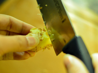 2、蜂蜜生姜茶,生姜洗净，刮去外皮