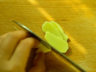 3、蜂蜜生姜茶,切成片