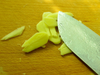 4、蜂蜜生姜茶,用刀稍微拍一下