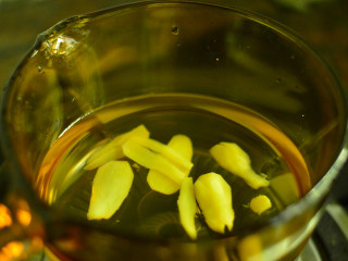 5、蜂蜜生姜茶,锅里放入适量水，放入姜片