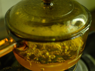 6、蜂蜜生姜茶,大火煮开后用小火继续煮5分钟