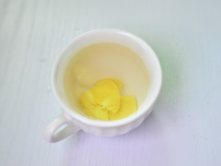 7、蜂蜜生姜茶,倒入杯子中