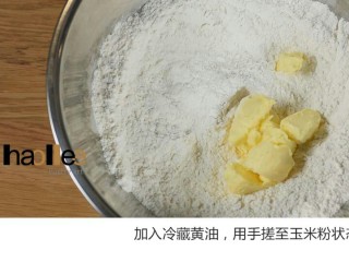 2、红枣司康,加入冷藏黄油,用手搓至玉米粉状态