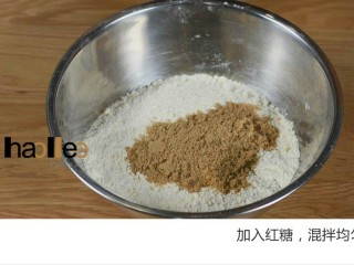 3、红枣司康,加入红糖,,混拌均匀